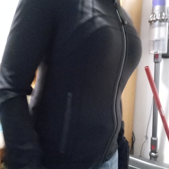 Women's Lululemon athletic jacket - Picture 2 of 4